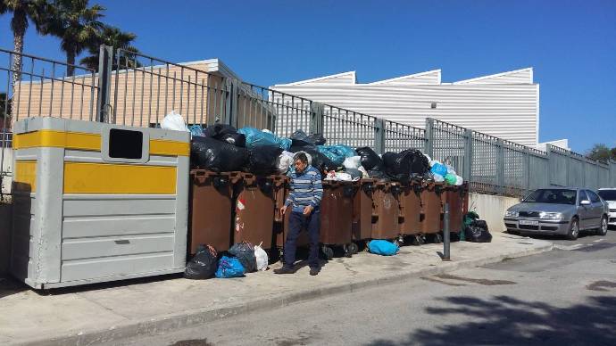 La basura de la Vall d'Albaida se queda en las calles