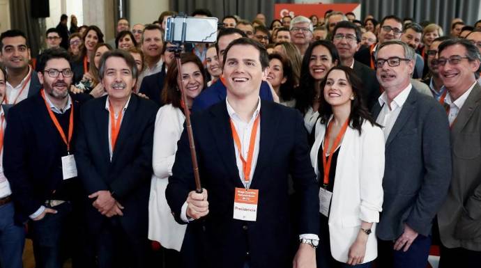 Albert Rivera se hace un selfie con sus líderes regionales en la reciente Convención Nacional de Cs en El Escorial.