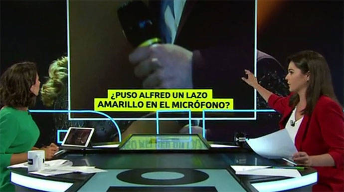 Ana Pastor muestra el micrófono de Alfred con una franja amarilla.