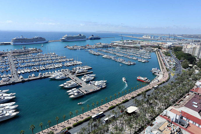 Imagen de la llegada de tres cruceros al Puerto de Alicante.