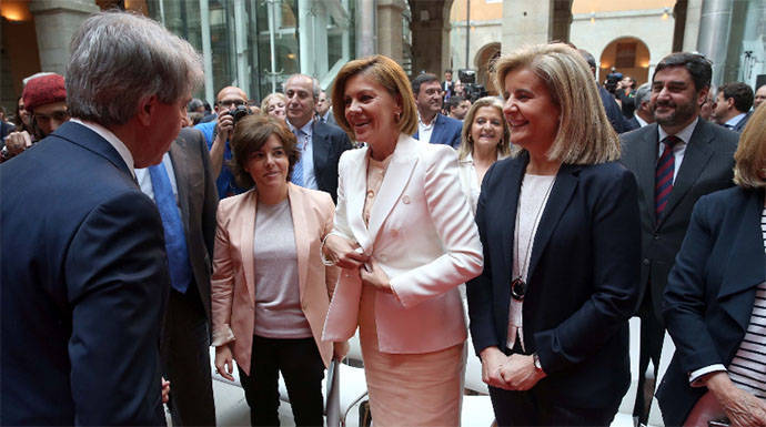 Sáenz de Santamaría, Cospedal y Báñez felicitan al nuevo presidente madrileño.