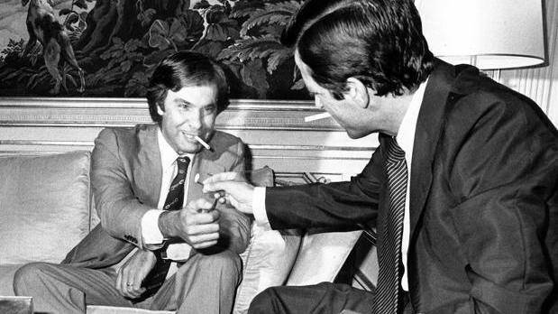 Felipe González y Adolfo Suárez, protagonistas de la primera moción de censura, compartiendo la lumbre para encender sus cigarrillos
