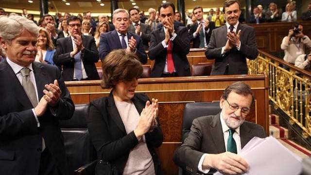 Rajoy aplaudido por los suyos en el Congreso.