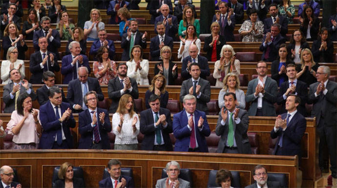 La bancada del PP en la oposición tiene 53 diputados más que la del PSOE.