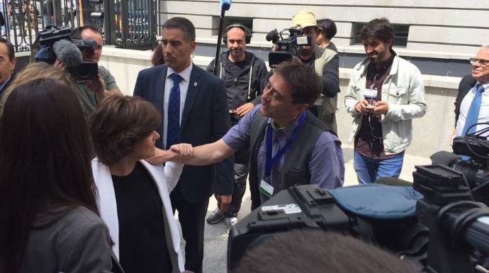 Juan Carlos Monedero y Soraya Sáenz de Santamaría, este viernes tras caer el gobierno de Rajoy.