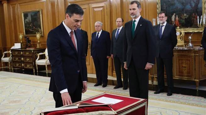 Sánchez promete el cargo de presidente del Gobierno ante el Rey.