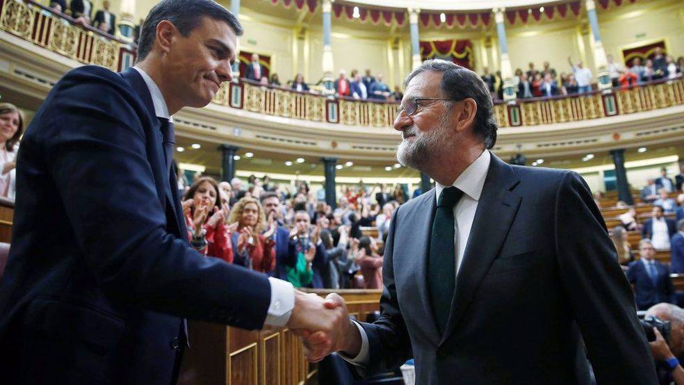 Rajoy felicita a Sánchez tras prosperar la moción de censura. 
