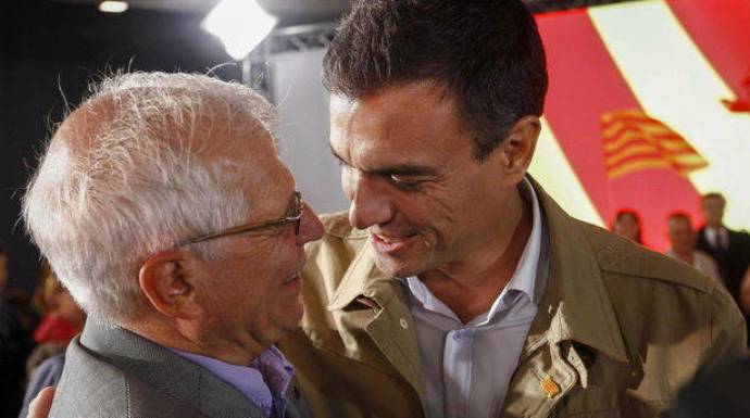 Sánchez abraza a Borrell en un mitin del PSOE.