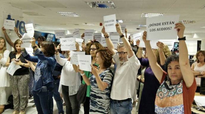 Periodistas de TVE en una protesta contra los responsables de los informativos.