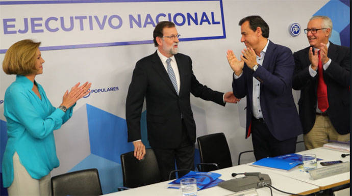 Rajoy es aplaudido por los populares a su llegada al Comité Ejecutivo Nacional del PP.