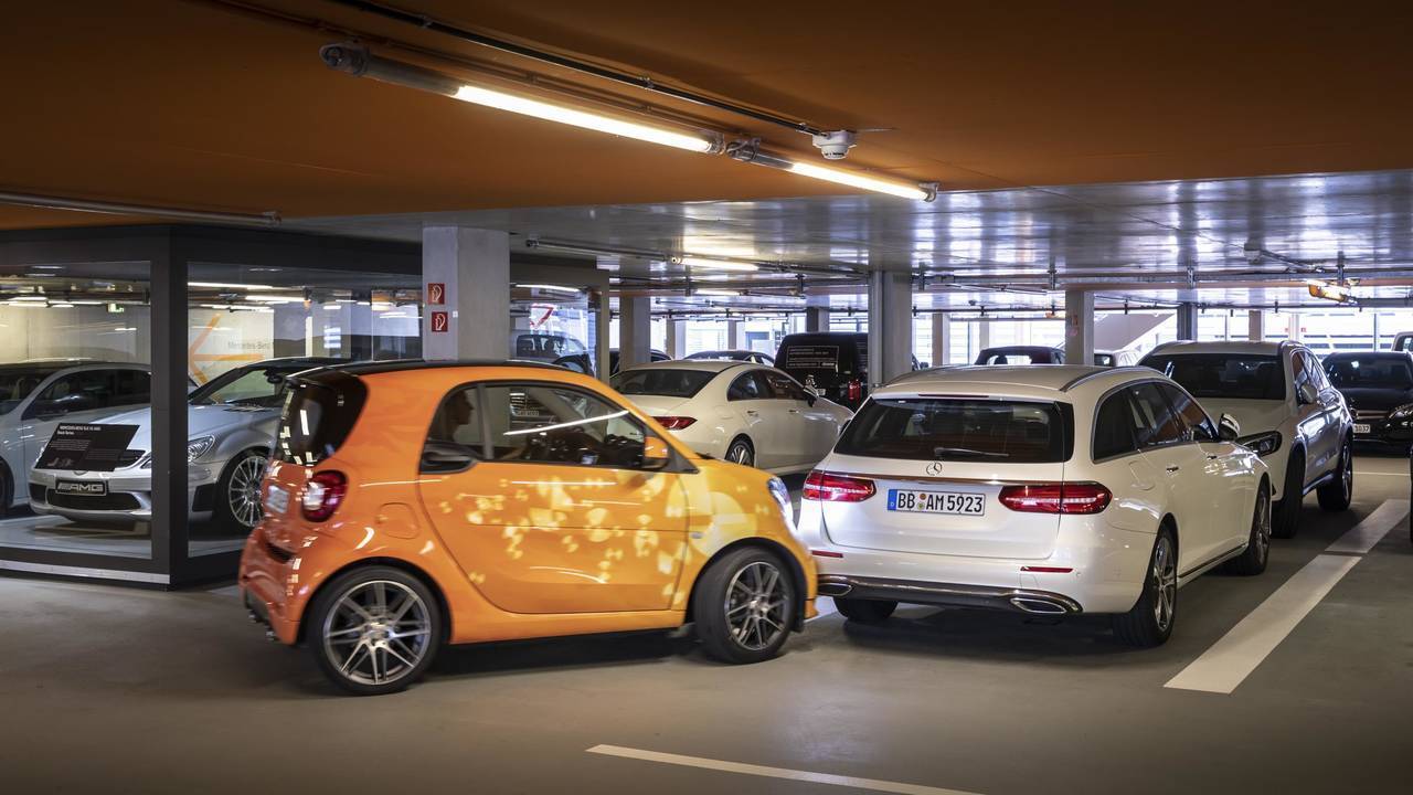 Mercedes-Benz ofrece tecnología y servicios de aparcamiento 