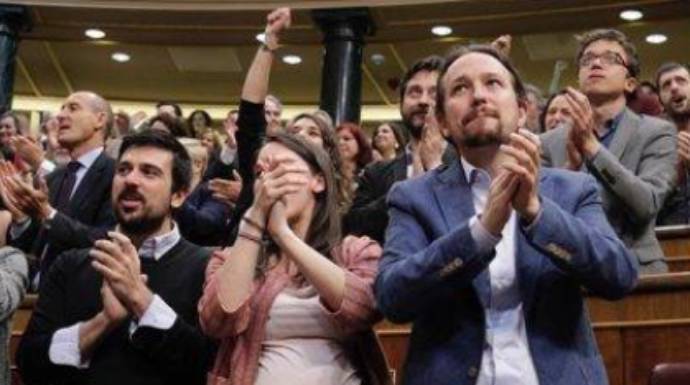 Pablo Iglesias e Irene Montero, el pasado viernes en el momento en que triunfó la moción contra Rajoy.