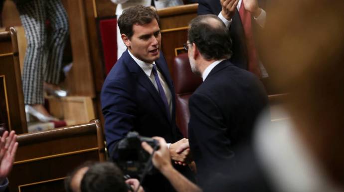 Rivera y Rajoy se saludan en el Congreso.