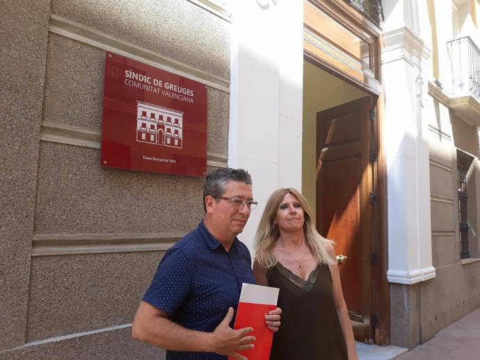 Fernando Marcos y Eva Montesinos a su salida del Síndic de Greuges.