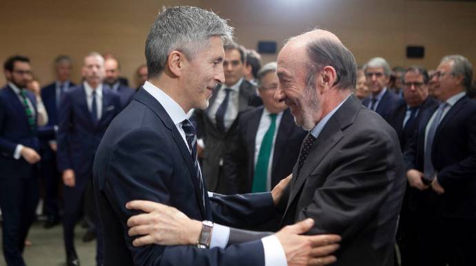 Rubalcaba abraza a Grande-Marlaska en la toma de posesión del juez como ministro del Interior.