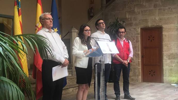 Mónica Oltra, Joan Ribó y miembros de Cruz Roja en rueda de prensa
