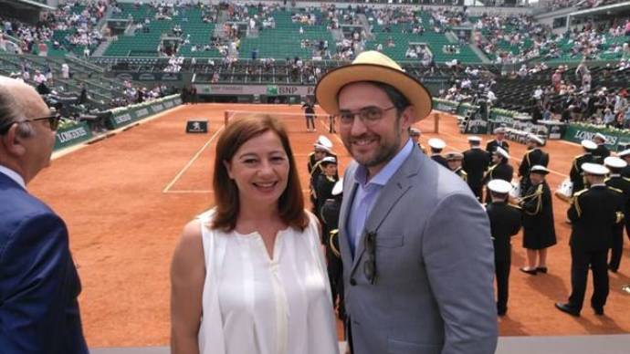 Màxim Huerta, el pasado domingo en Roland Garros con la socialista Armengol, de Baleares