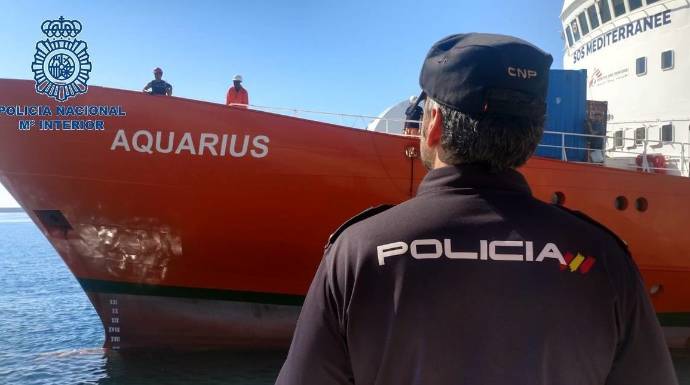 Un agente de la Policía en el operativo de recepción del Aquarius, este domingo en Valencia.