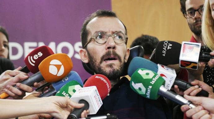 El secretario de Organización de Podemos, Pablo Echenique, este lunes atendiendo a los periodistas.