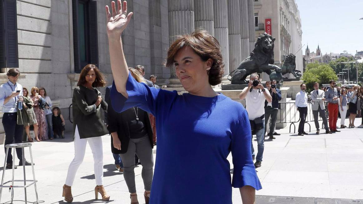 Sáenz de Santamaría a las puertas del Congreso tras oficializar su candidatura.