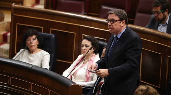 El ministro de Agricultura, Luis Planas, acorralado por su imputación en la primera sesión de control al nuevo gobierno.