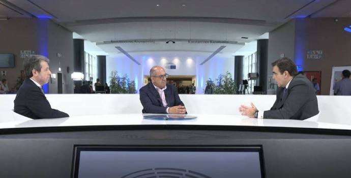 Margaritis Schinas entrevistado por Vicente Climent y Álvaro Errazu en la sede de Bruselas del Parlamento Europeo