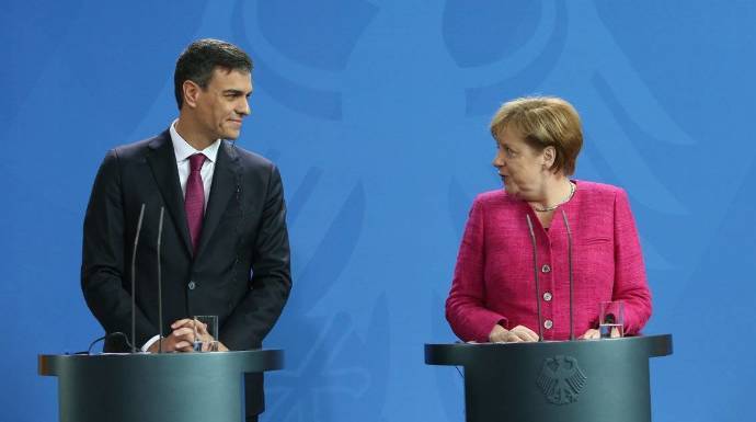 Pedro Sánchez y Ángela Merkel, este martes en su comparecencia conjunta en Berlín.