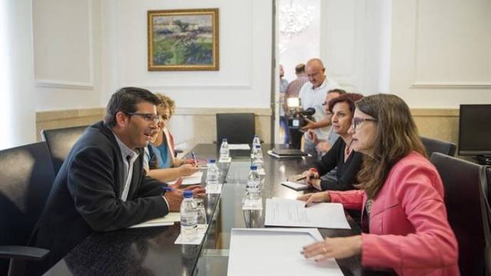 Imagen de una reunión de Jorge Rodríguez con la vicepresidenta Mónica Oltra