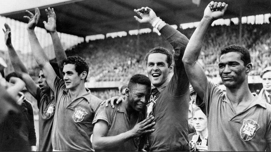 Pelé llora abrazado al portero Gilmar, nada más ganar la final del Mundial de Suecia