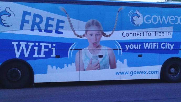 Uno de los autobuses de Gowex, en 2014, prometiendo wifi gratis