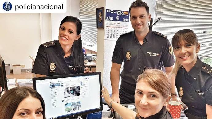 Carolina González (en primer plano, abajo ala derecha) con sus compañeros de servicio en una imagen difundida por ella misma en Twitter