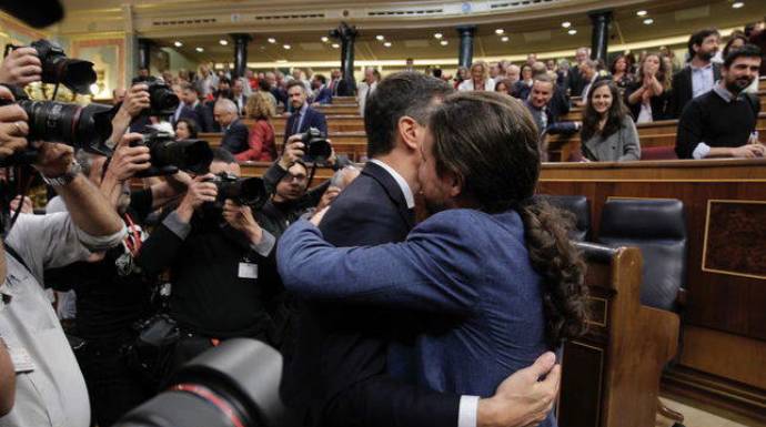 Pedro Sánchez y Pablo Iglesias, en su abrazo tras el triunfo de la moción de censura.