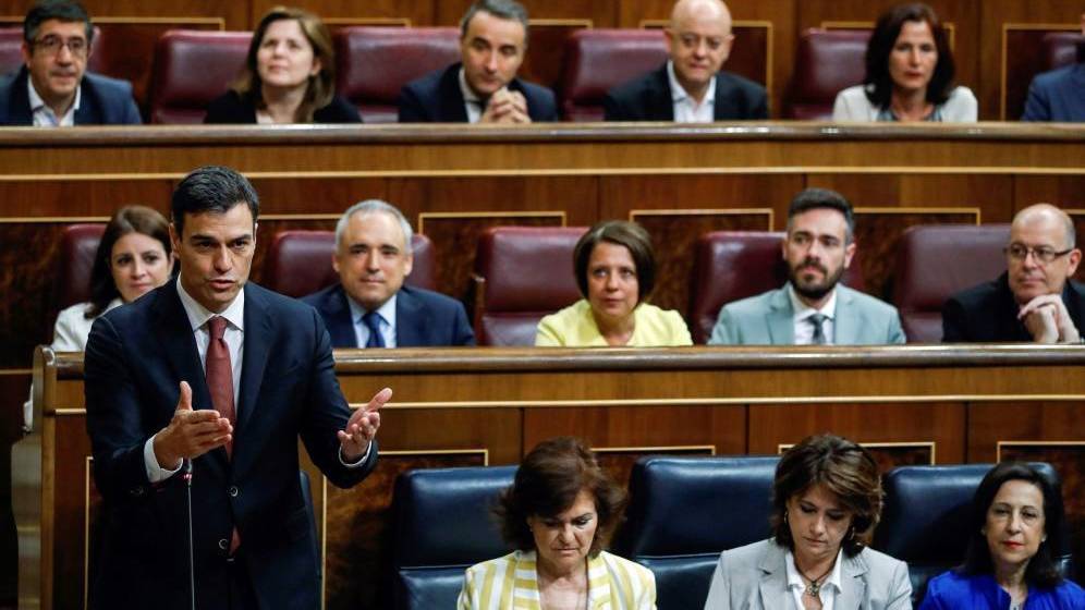 Sánchez y el PSOE en la nueva bancada del Gobierno.