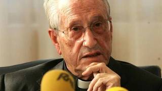 El obispo que comulgó con el victimismo de ETA y prohibía la bandera española sobre los féretros