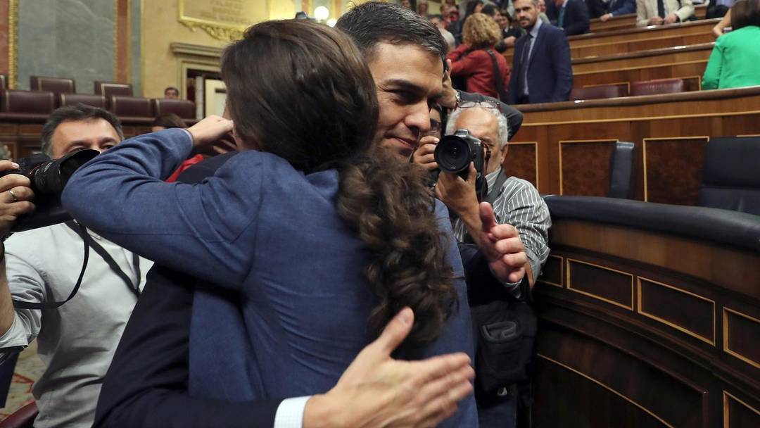 Sánchez e Iglesias en su abrazo tras el triunfo de la moción de censura.