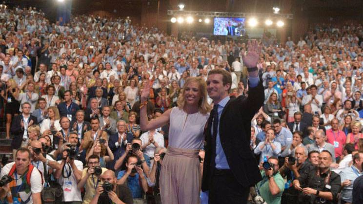 Pablo Casado y su mujer tras ser proclamado presidente del PP.