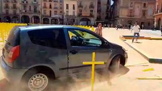 Un ciudadano harto de cruces amarillas invade una plaza 'okupada' por ellas