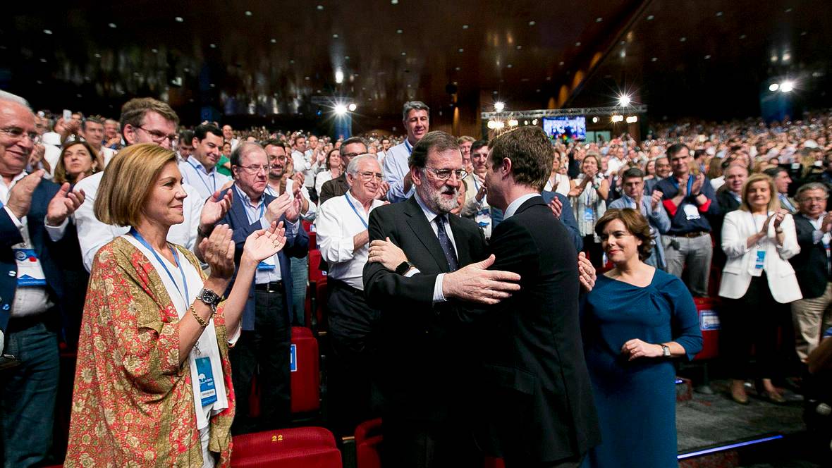 Rajoy felicita a Casado.