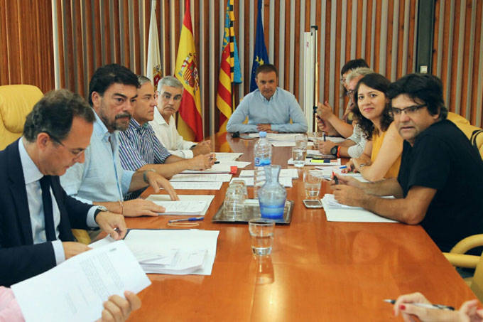 Luis Barcala y Carlos Castillo reunido con miembros de la oposición.