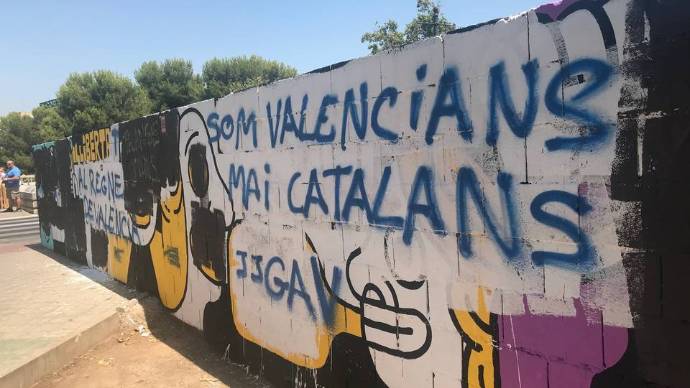 El muro, pintado por los manifestantes convocados por Juan Garcia Sentandreu