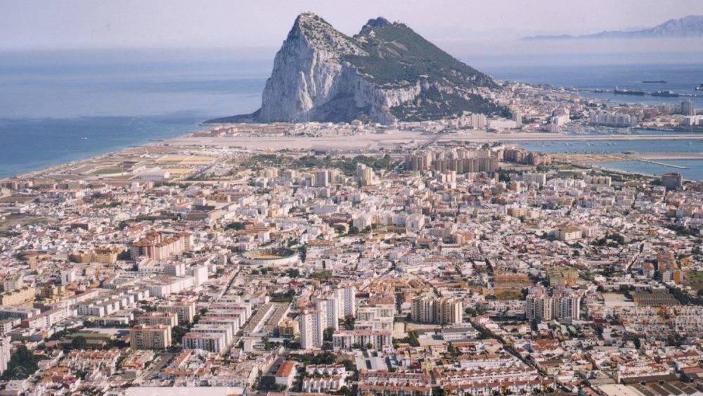 En primer término, casco urbano de La Línea de la Concepción. Al fondo, Gibraltar y el peñón.