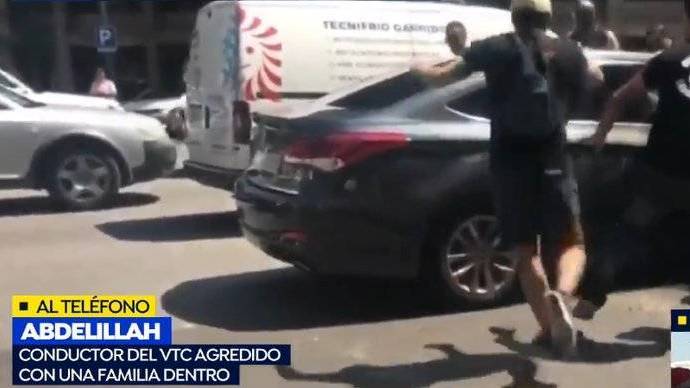 Momento de la brutal agresión al vehículo de Cabify por taxistas en Barcelona.