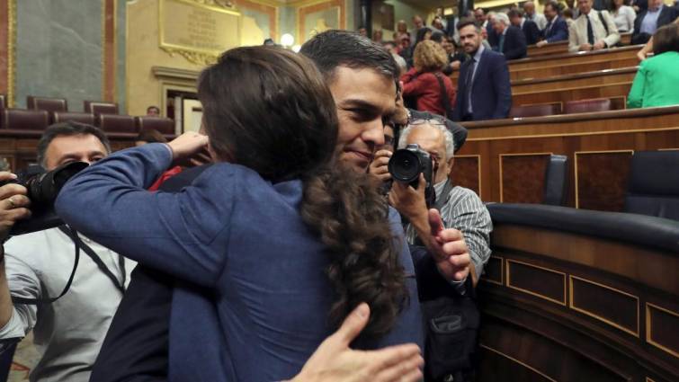 Pedro Sánchez y Pablo Iglesias se abrazan tras el triunfo de la moción de censura.