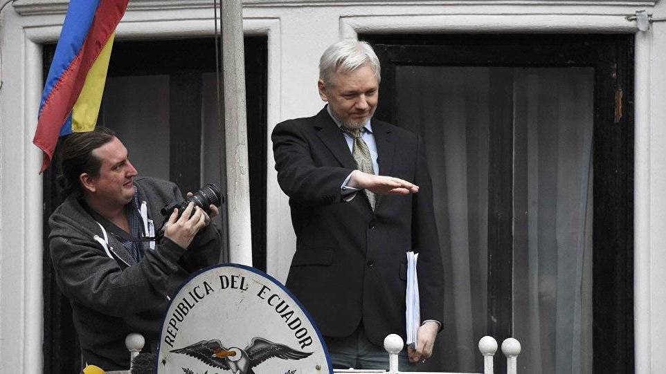 Julian Assange, en el balcón de la embajada de Ecuador en Londres, donde está asilado.