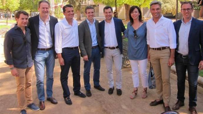 Pablo Casado y Juanma Moreno, en el centro, junto a otros dirigentes del PP andaluz