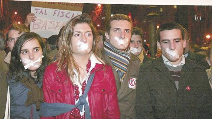 Casado (segundo por la derecha), hace unos años en una protesta de NNGG contra Otegi