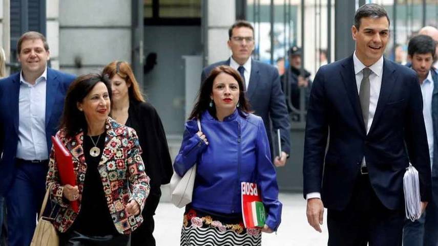 Pedro Sánchez, junto a Margarita Robles y Adriana Lastra, a su llegada al pleno de la moción de censura.