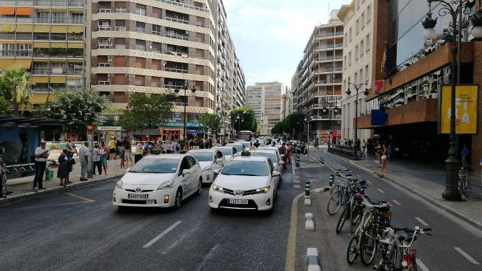 Imagen de la marcha de taxis por la calle Colón de Valencia