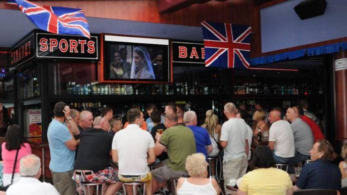 Turistas ingleses en los pubs y terrazas de Benidorm