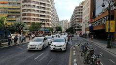 Los taxistas provocan el caos en el centro de Valencia y Alicante
